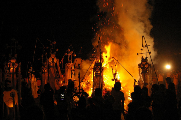 興国寺で行われる、由良町伝統行事の「灯篭焼き」