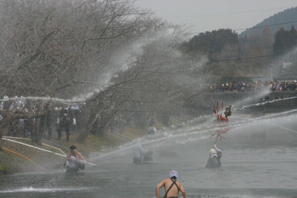 県内外の見物客で賑わう消防団出初（でぞめ）式（1月）