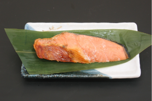 M15新巻鮭 佐藤水産 新巻鮭 1尾(姿切身 小分け4分割真空パック) 約2kg【MS
