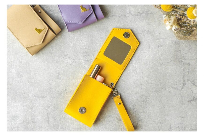 【イエロー】毎日の“ときめき”を仕込めるリップケース　キーホルダーストラップ【ミラー付き・3本入る】