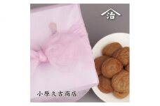 M6127_[無地のし付]紀州南高梅はちみつ味１kg（ピンク色不織布風呂敷包み付）