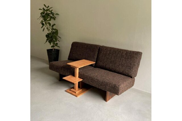 ふるさと納税 「ブラックチェリー無垢材で造られたサイドテーブル