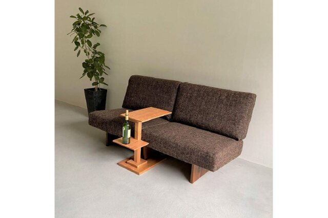 ふるさと納税 「ブラックチェリー無垢材で造られたサイドテーブル