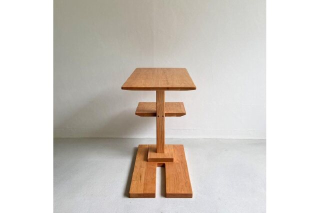 ふるさと納税 「ブラックチェリー無垢材で造られたサイドテーブル