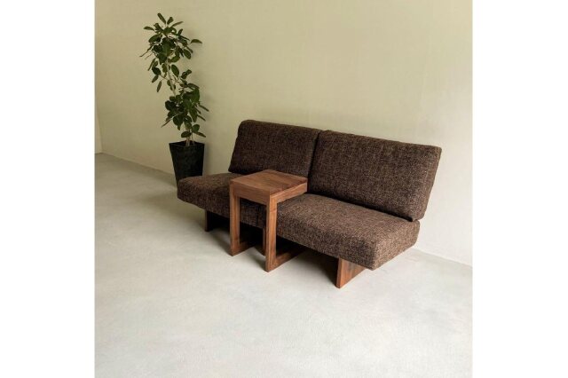 ふるさと納税 「ウォールナット無垢材で造られたサイドテーブル