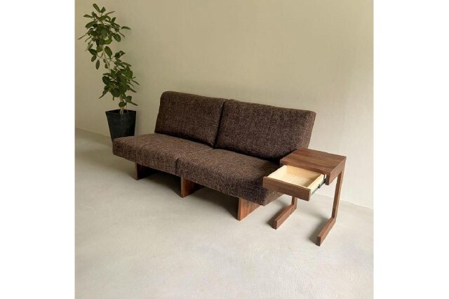 ふるさと納税 「ウォールナット無垢材で造られたサイドテーブル