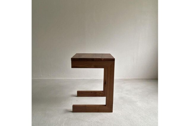 ふるさと納税 「ウォールナット無垢材で造られたサイドテーブル